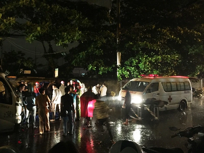 Nhiều người thân của nam sinh viên đã đến hiện trường kêu khóc dưới trời mưa 